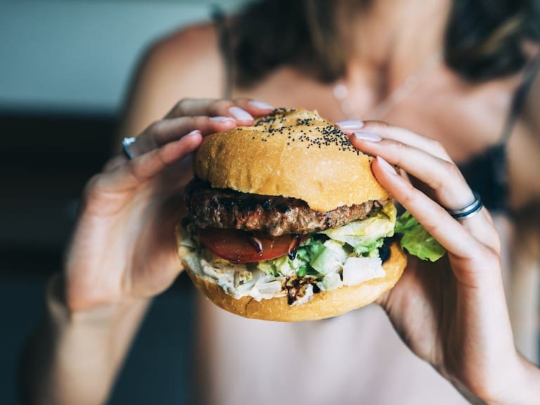 «Con las luchas sociales no se juega»: marca de hamburguesas desató la polémica con «promo» para el 8M