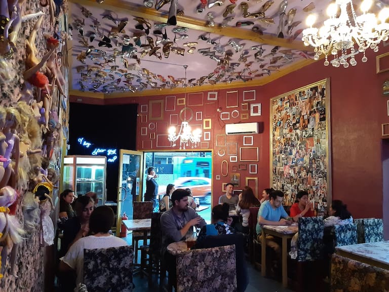 El adiós de un refugio en Barrio Italia: reconocido bar de Santiago anuncia su cierre y conmueve a la comunidad