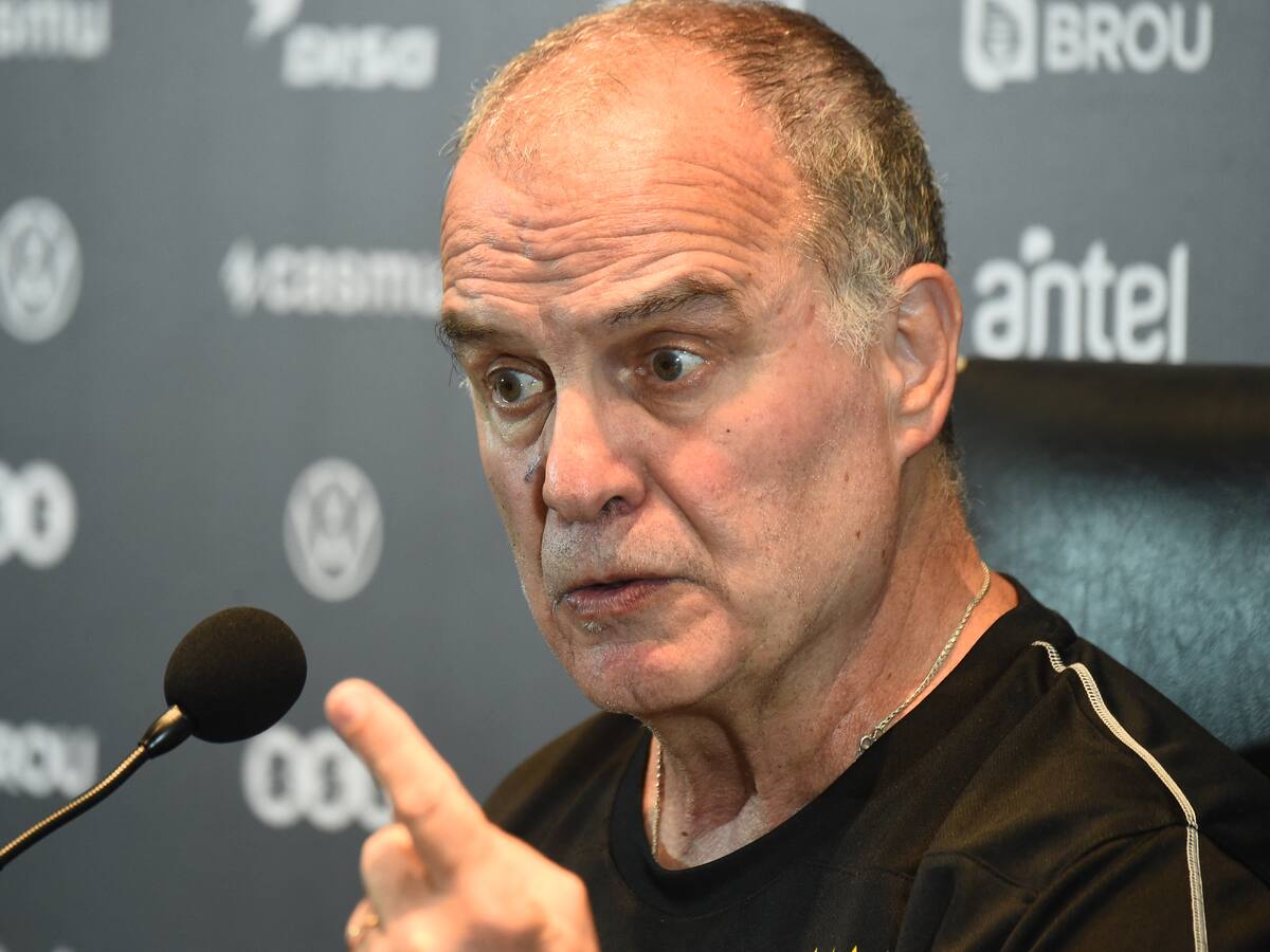 “Lamento tener que hacer esto público”: El curioso enojo de Marcelo Bielsa en conferencia tras el triunfo de Uruguay