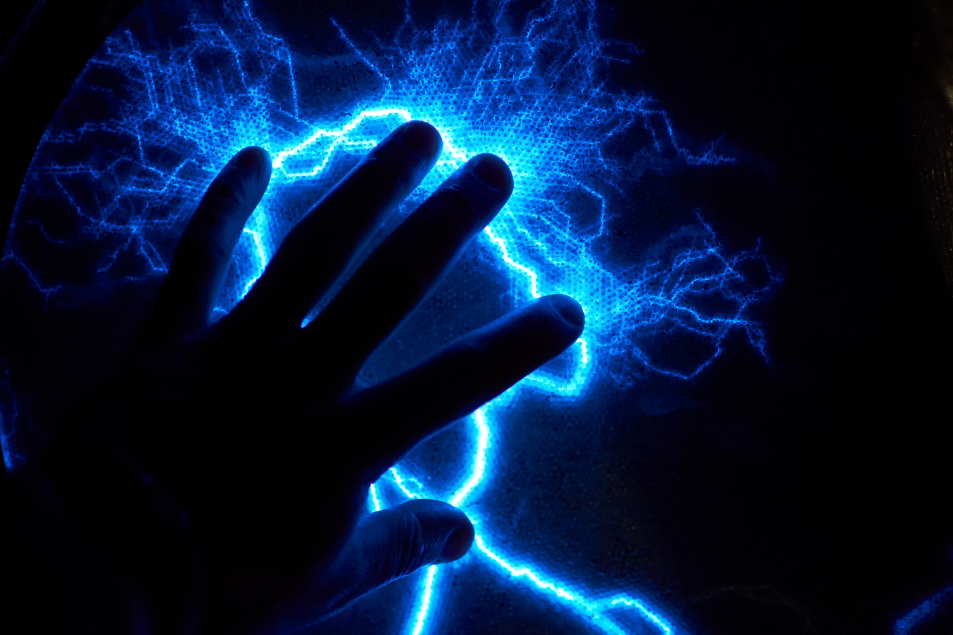 Qué significa que una persona transmita corriente cuando toca algo