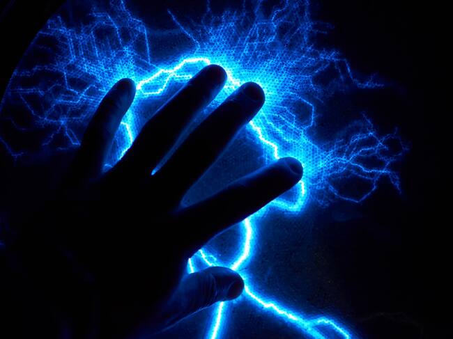 Qué significa que una persona transmita corriente cuando toca algo