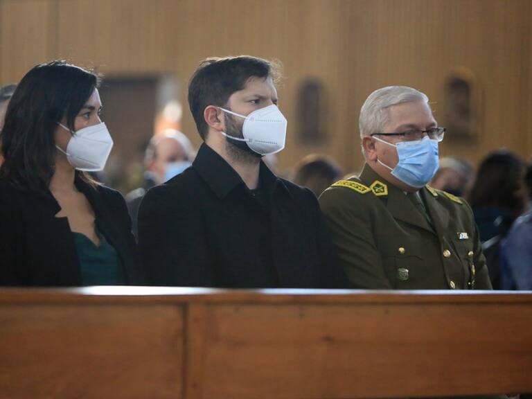 11 de Junio 2022/SANTIAGOEl presidente, Gabriel Boric, llega al responso del carabinero asesinado el dia de ayer en la comuna de Pedro aguirre Cerda.
FOTO: LUKAS SOLIS/AGENCIAUNO