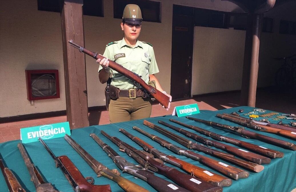 Carabineros informando incautación de armas en Angol