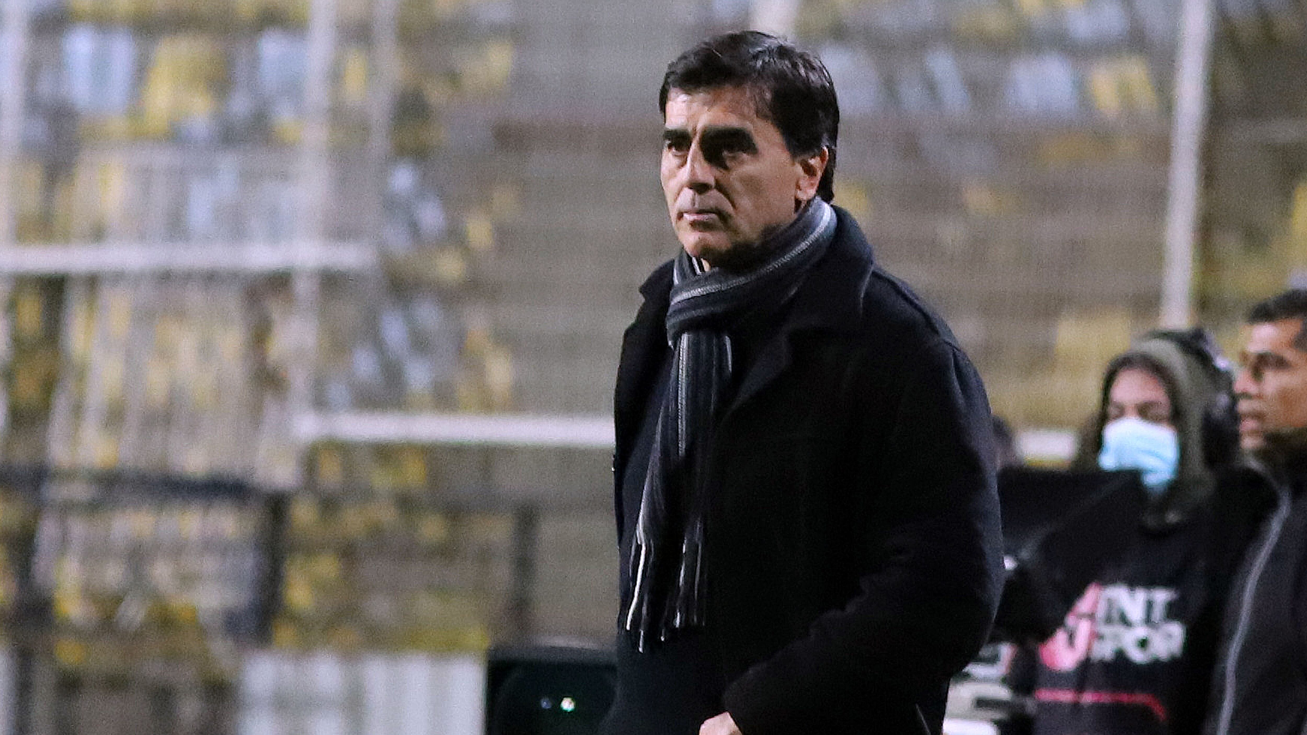 01 DE JULIO DE 2022/VIÑA DEL MAREl director tecnico de Colo Colo, Gustavo Quinteros, durante el partido válido por la fecha 16 del Campeonato Nacional AFP PlanVital 2022, entre Everton y Colo Colo, disputado en el Estadio Sausalito de Viña del Mar
FOTO: MANUEL LEMA OLGUIN/AGENCIAUNO
