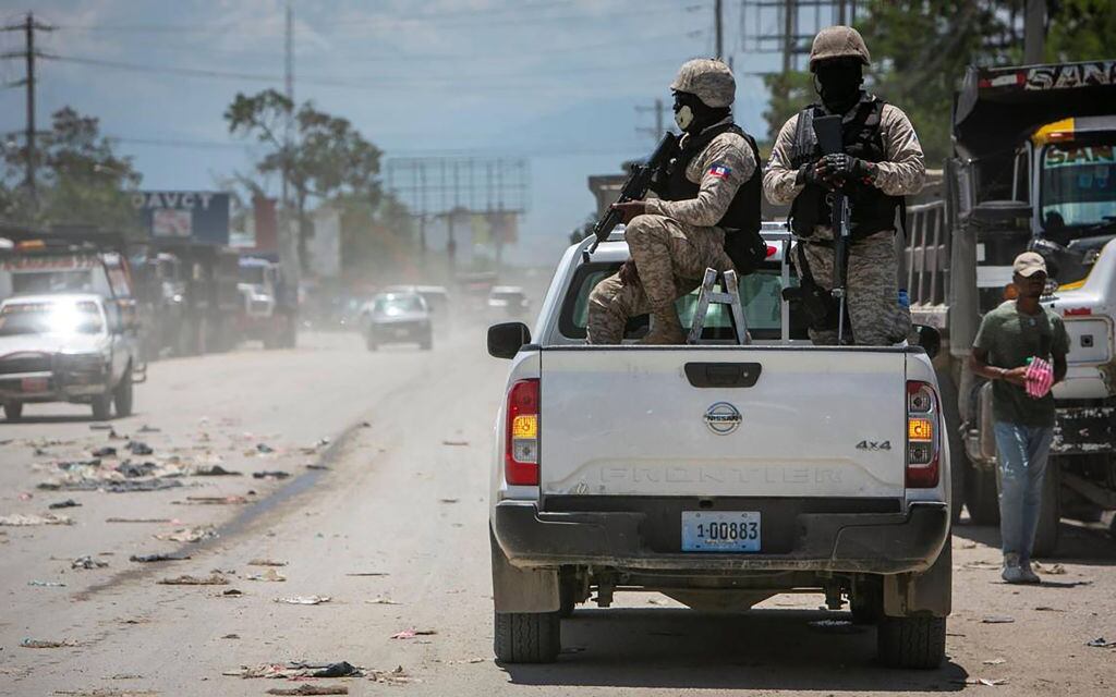 La policía de Haití patrulla las calles de la ciudad de Puerto Príncipe