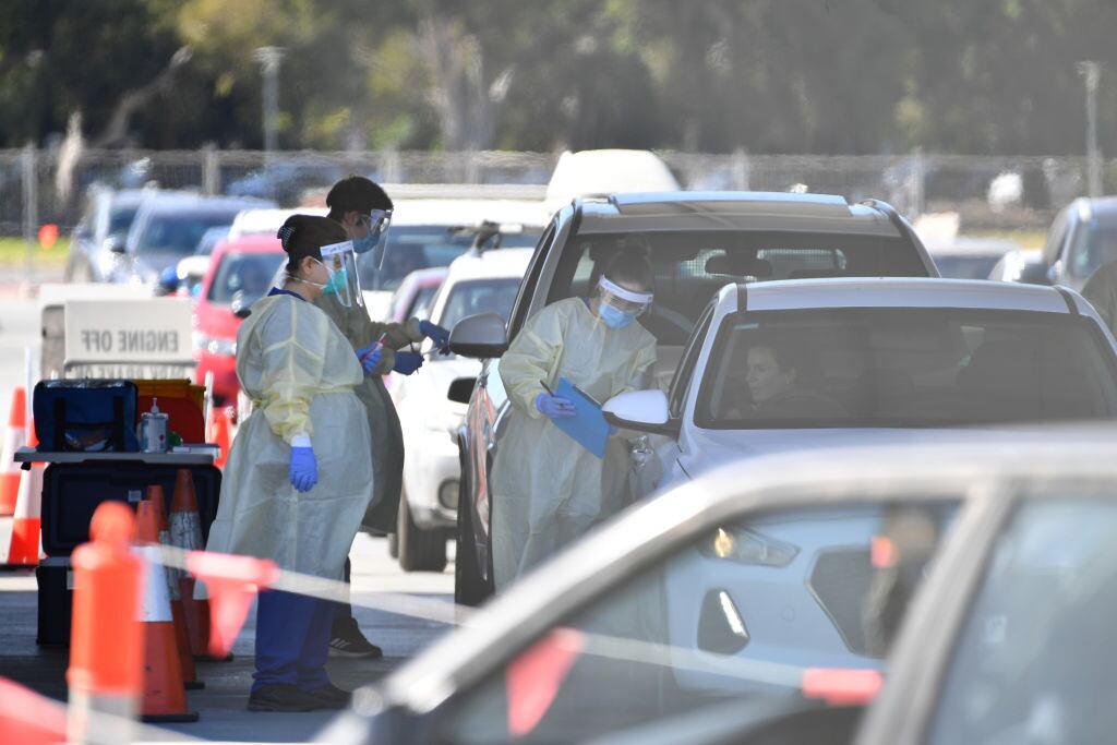 Trabajadores de la salud realizan test del Covid-19 en el Parque Victoria