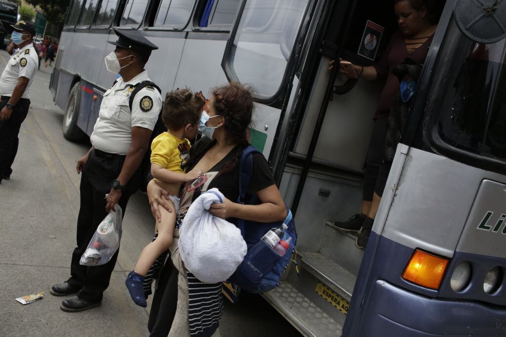 Un bus sale de El Florido con familias en dirección a Honduras