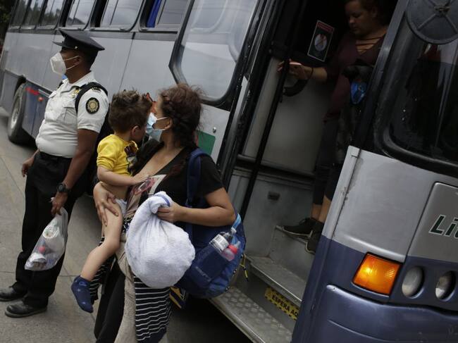 Un bus sale de El Florido con familias en dirección a Honduras