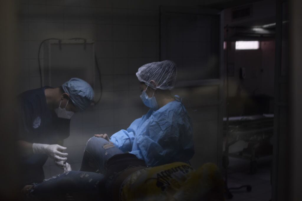 Equipo médico asiste a un paciente en un recinto sanitario en El Salvador