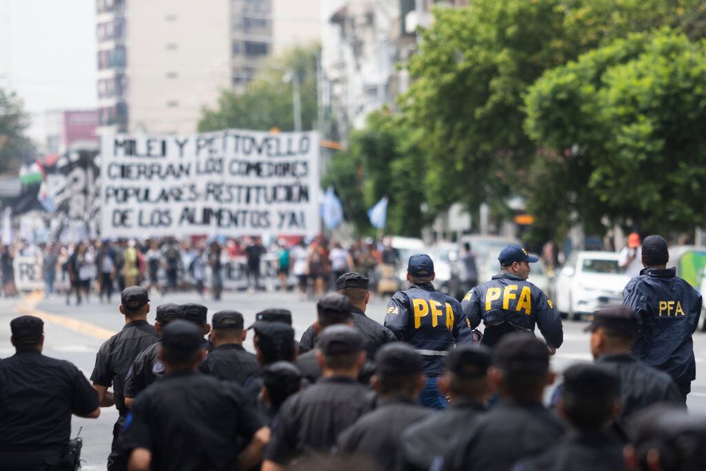 Las fuerzas de seguridad en Argentina se aprestan a reprimir una protesta ciudadana contra el gobierno de Javier Milei en la ciudad de Buenos Aires.
