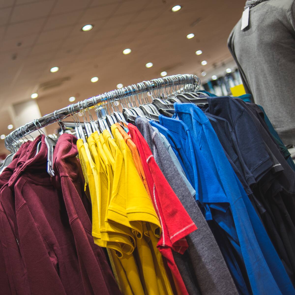 Anuncian masivo remate de ropa original desde $650 en Chile: fecha, productos y cómo participar por las prendas
