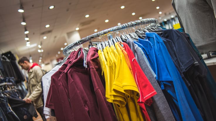 Anuncian masivo remate de ropa original desde $650 en Chile: fecha, productos y cómo participar por las prendas