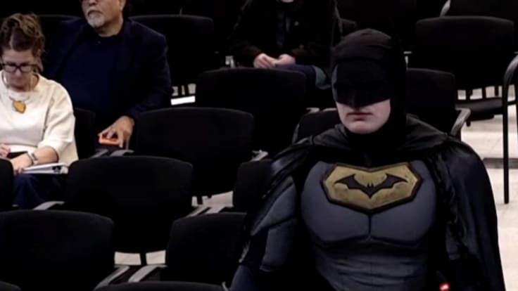 Batman vs Trump: hombre disfrazado del héroe arremete contra ICE en una reunión municipal