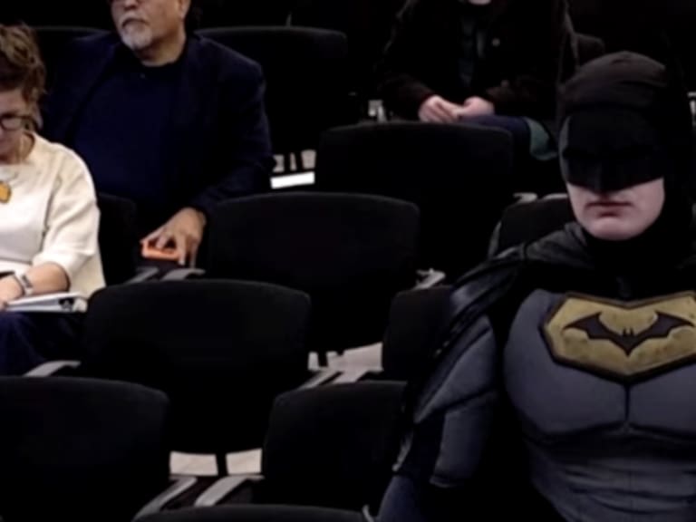 Batman vs Trump: hombre disfrazado del héroe arremete contra ICE en una reunión municipal