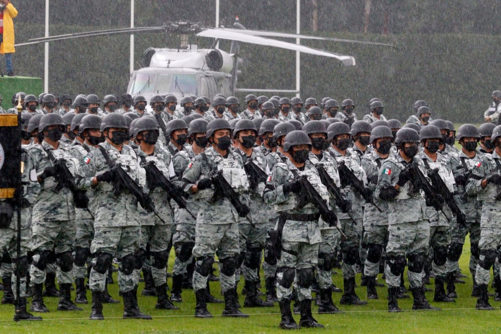 Un batallón de militares mexicanos en un acto oficial