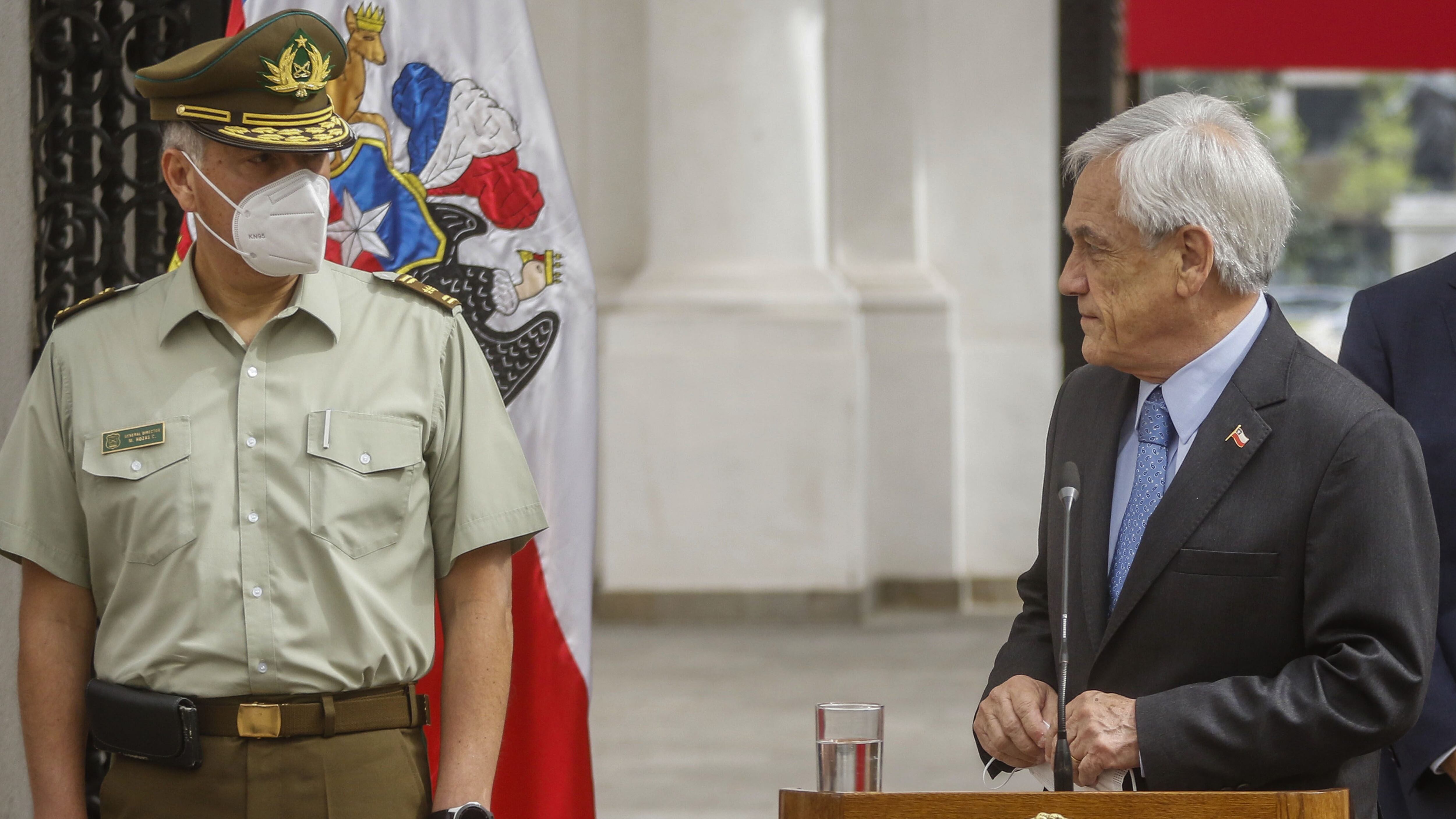 19 de noviembre del 2020/SANTIAGOEl Presidente de la Republica SebastianPiñera junto a Mario Rozas, General Director de Carabineros, se miran en el punto de prensa, donde anuncia la renuncia de este ultimo, tras el polémico actuar de Carabineros en contra de dos menores de edad del sename, que fueron baleados en un procedimiento en Talcahuano.
FOTO: SEBASTIAN BELTRAN GAETE/AGENCIAUNO