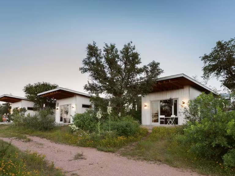 Ocho amigos construyeron sus propias casas para envejecer juntos: “Era nuestro sueño”