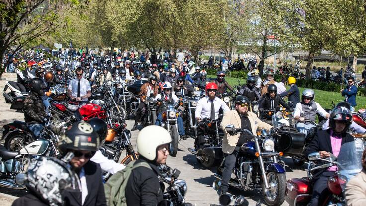 Más de mil motociclistas en traje recorrerán las calles de Santiago el fin de semana: este es el motivo detrás de la caravana