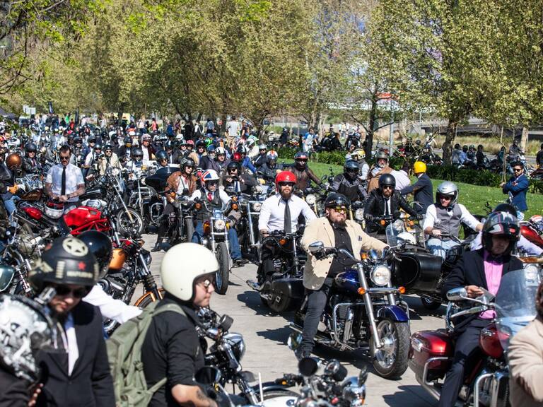 Más de mil motociclistas en traje recorrerán las calles de Santiago el fin de semana: este es el motivo detrás de la caravana