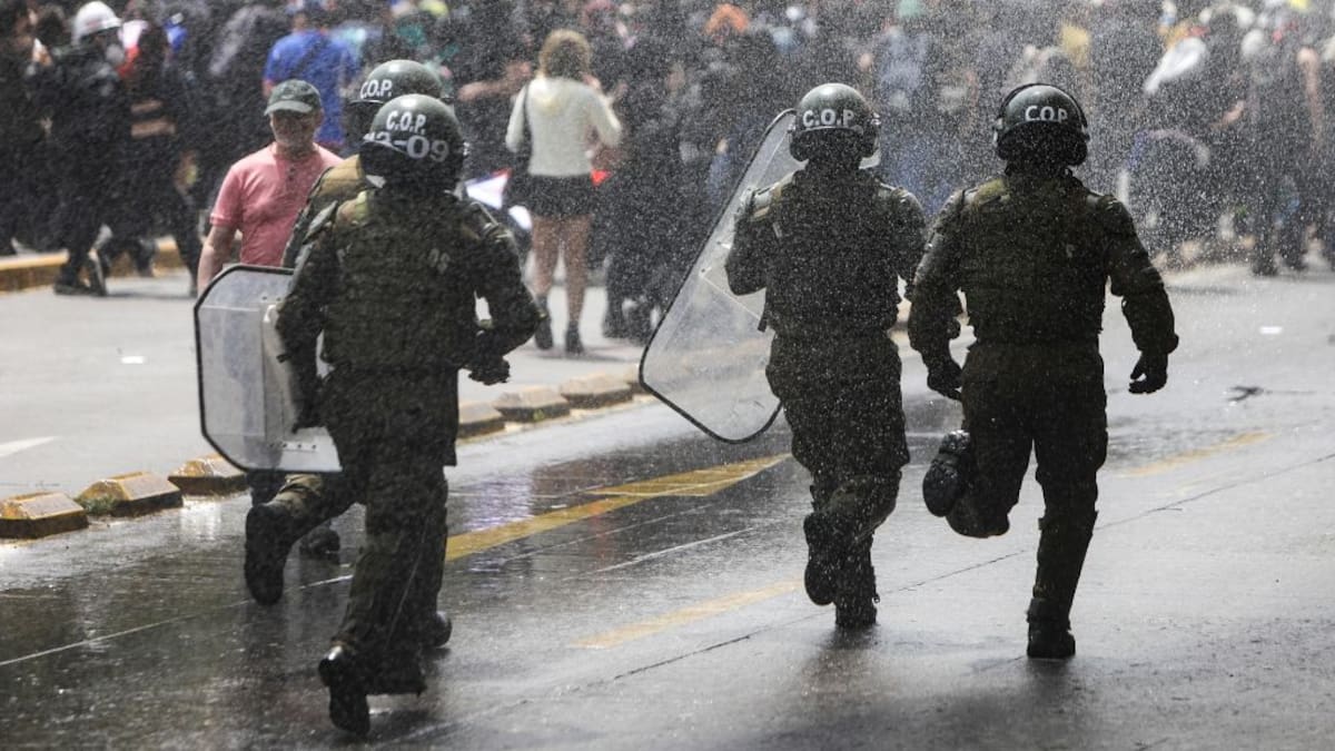 18-O en Santiago: Carabineros reporta 29 detenidos tras incidentes durante marcha en la Alameda