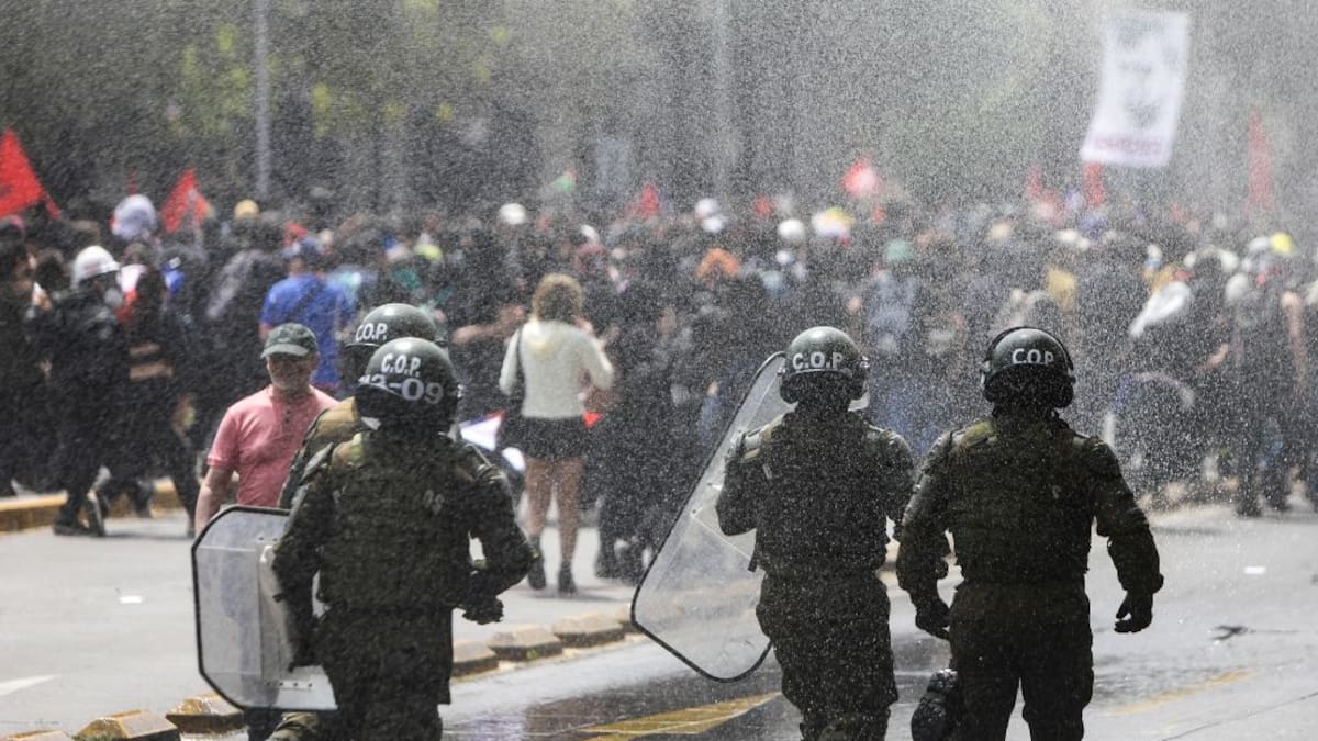 18-O en Santiago: Carabineros reporta 29 detenidos tras incidentes durante marcha en la Alameda