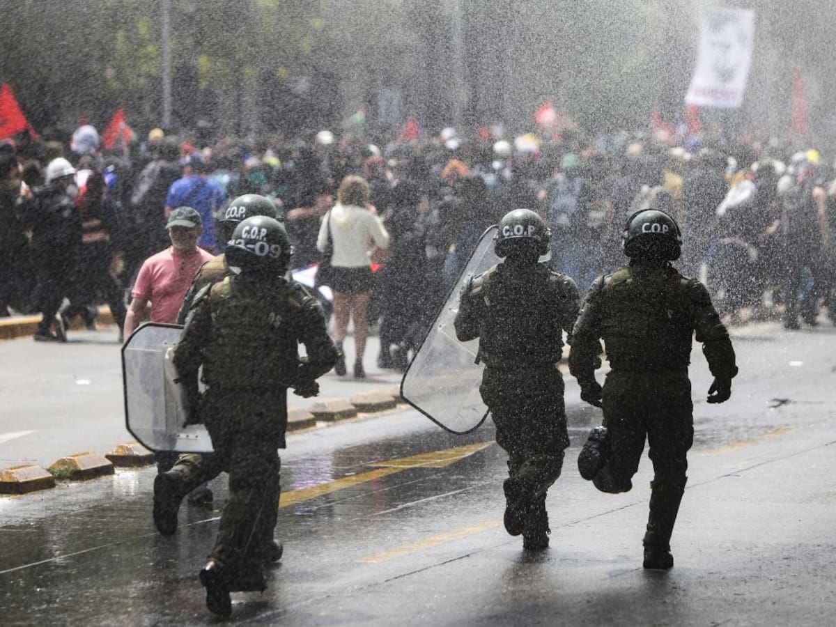 18-O en Santiago: Carabineros reporta 29 detenidos tras incidentes durante marcha en la Alameda