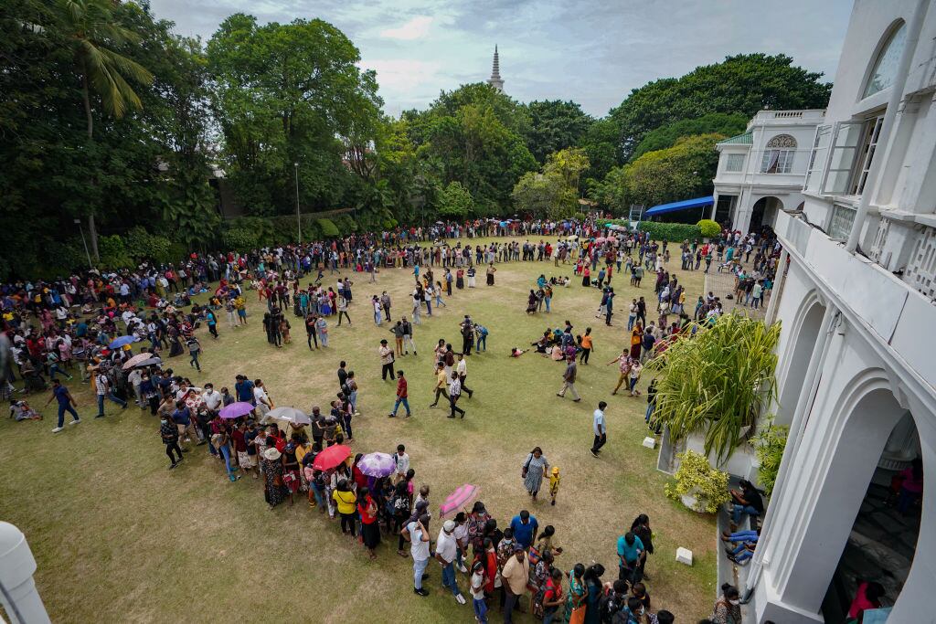 Manifestantes ingresan a la residencia presidencial en la ciudad de Colombo