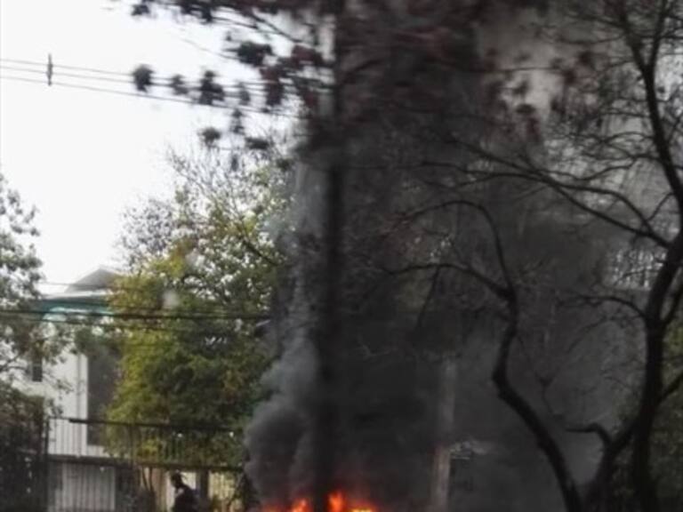Manifestantes levantan barricadas en sector de Macul con Grecia