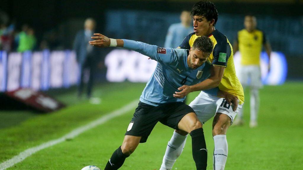 Uruguay lo ganó en los descuentos a Ecuador y se afianza en zona de clasificación