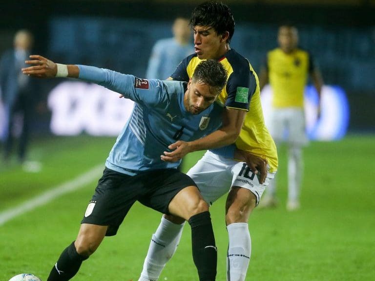 Uruguay lo ganó en los descuentos a Ecuador y se afianza en zona de clasificación