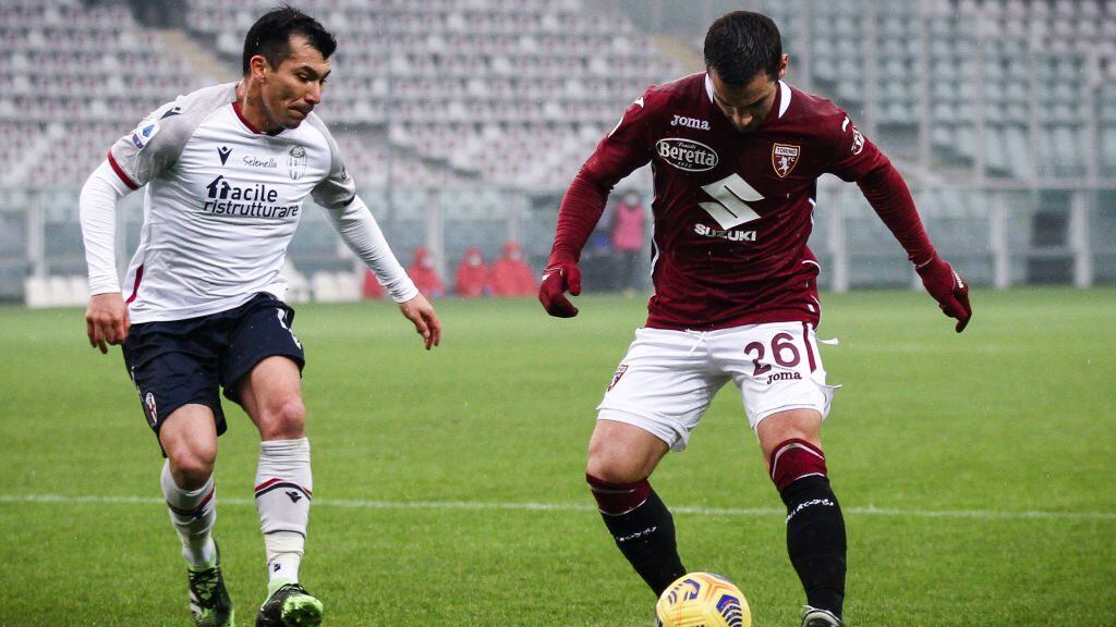 Torino forward Federico Bonazzoli (26) fights for the ball against Bologna midfielder Gary Medel (17) during the Serie A football match n.13 TORINO - BOLOGNA on December 20, 2020 at the Stadio Olimpico Grande Torino in Turin, Piedmont, Italy. Final result: Torino-Bologna 1-1. (Photo by Matteo Bottanelli/NurPhoto via Getty Images)