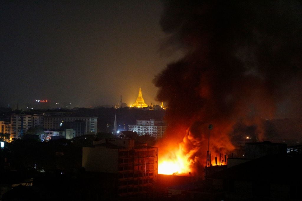 Incendio en medio de las protestas en un barrio de la ciudad de Rangún