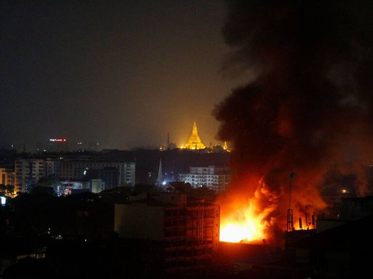 Incendio en medio de las protestas en un barrio de la ciudad de Rangún