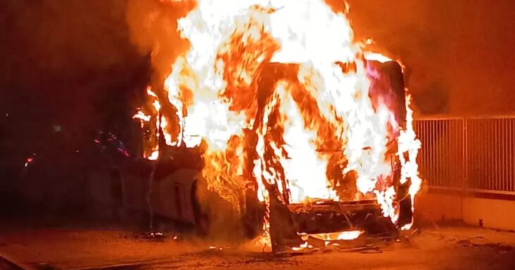 Bus RED del recorrido B20 se incendia en plena Costanera Norte