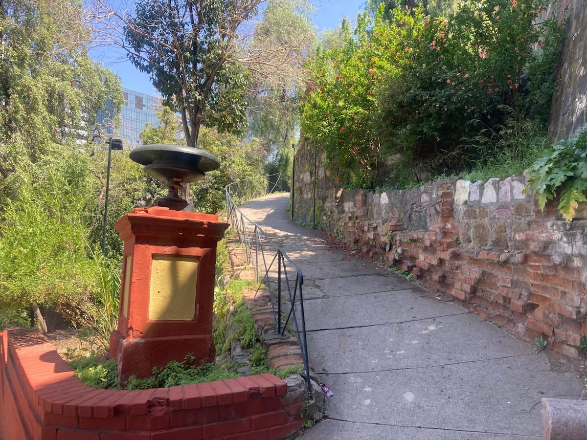 Reabren la histórica “Subida Las Niñas” del Cerro Santa Lucía tras 15 años cerrada