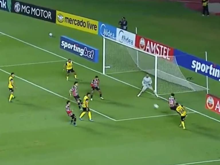 ¡Estaba solo! El increíble gol que falló Rabello frente a Sao Paulo por Copa Sudamericana