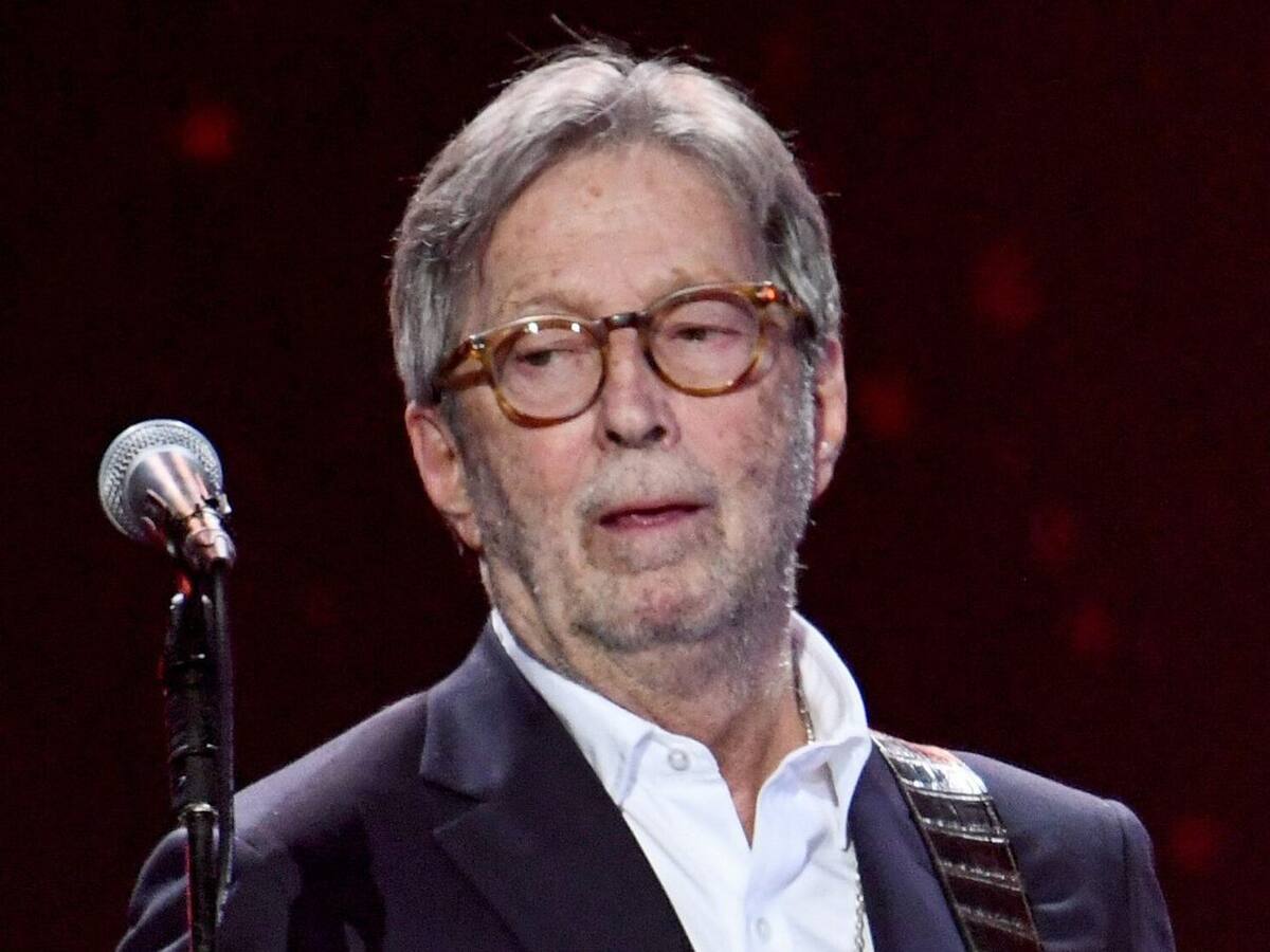 Eric Clapton volvió a expresar su visión antivacuna y aseguró que se trata de una «hipnosis masiva»