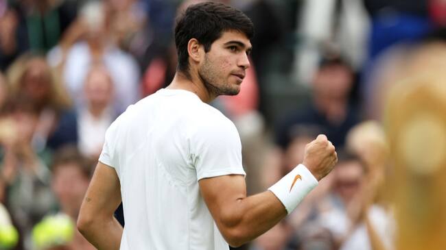 Carlos Alcaraz se luce en su debut como máximo favorito del cuadro en Wimbledon