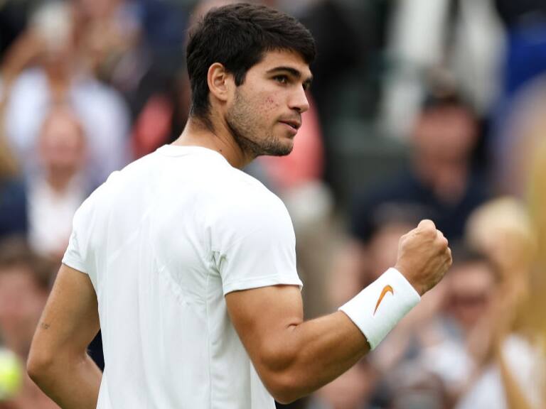 Carlos Alcaraz se luce en su debut como máximo favorito del cuadro en Wimbledon