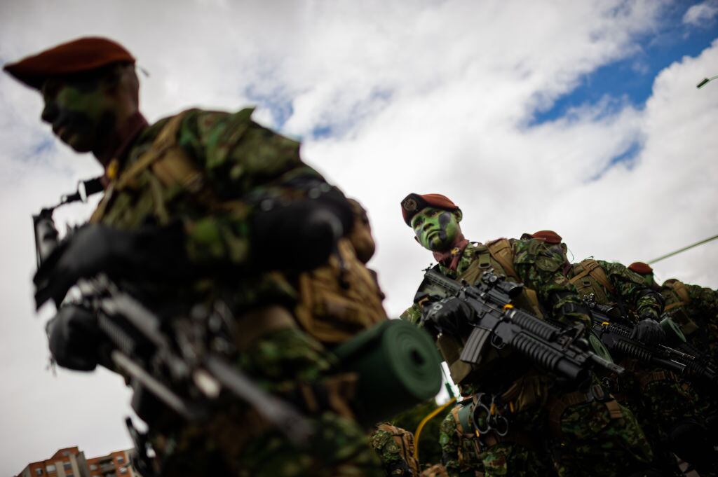 Militares de Colombia armados en un acto oficial en la ciudad de Bogotá