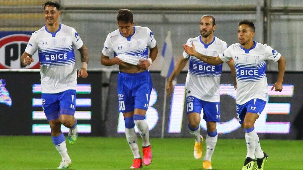 16 DE ABRIL DE 2021/SANTIAGOEl jugador Diego Buonanotte (d) marca el uno a cero frente a Curico Unido , durante el partido valido por la cuarta fecha del Campeonato Nacional AFP PlanVital 2021, entre Universidad Catlica y Curico Unido, disputado en el Estadio San Carlos de Apoquindo.
FOTO: SEBASTIAN ORIA/AGENCIAUNO