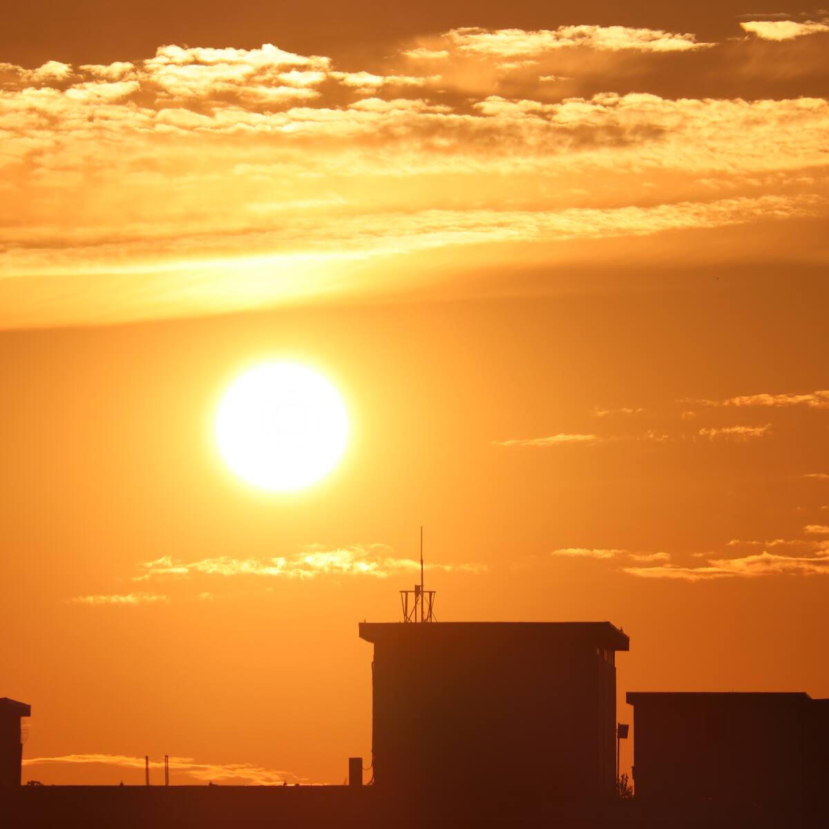 Hasta 33 grados en Santiago: emiten advertencia por altas temperaturas máximas en 6 regiones de Chile