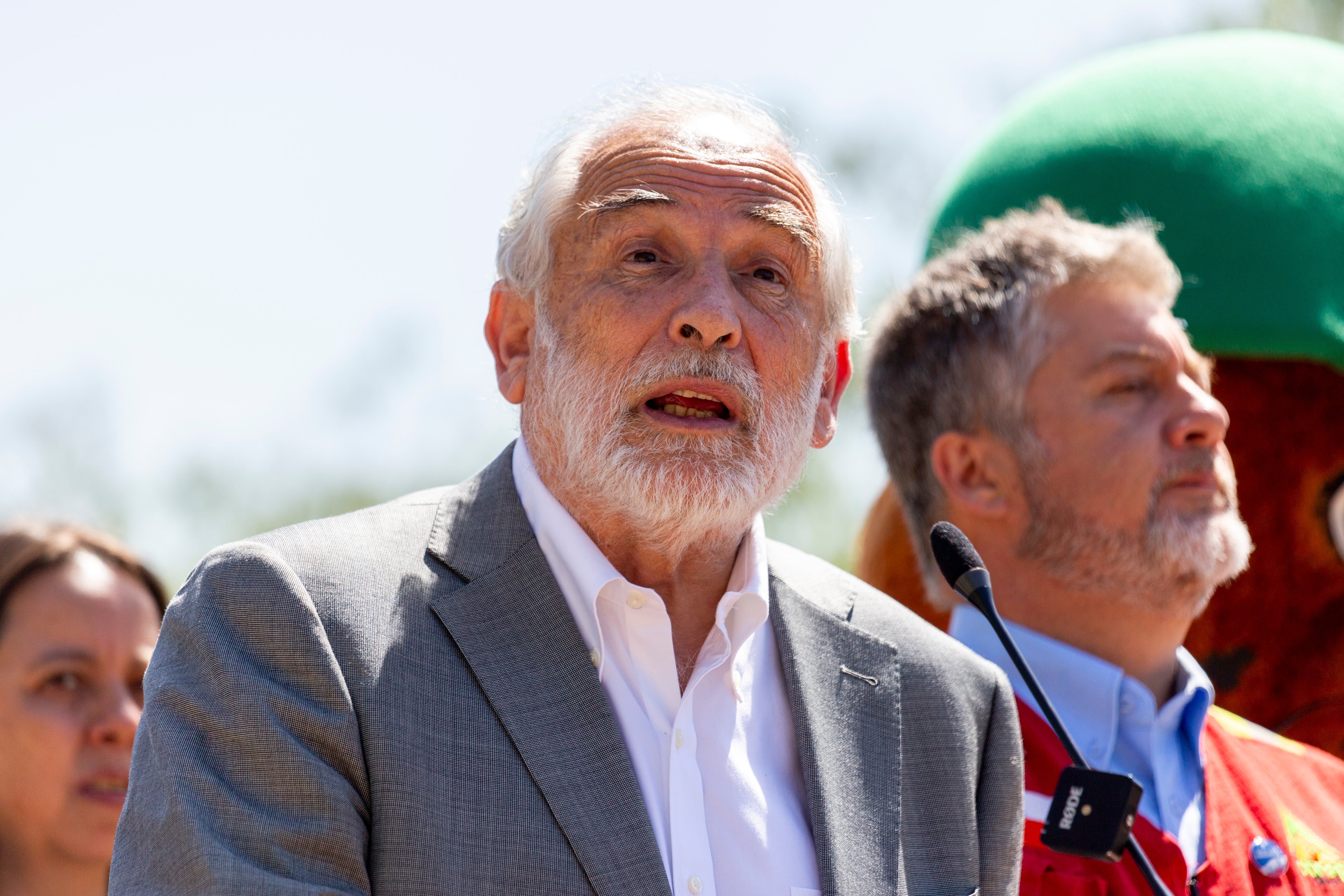 19 de diciembre 2023 / PROVIDENCIA
Autoridades realizan presentación de las medidas preventivas para evitar incendios y emergencias en la red de Parquemet.
En la foto: El ministro de vivienda y urbanismo, Carlos Montes.
FRANCISCO VICENCIO / AGENCIAUNO