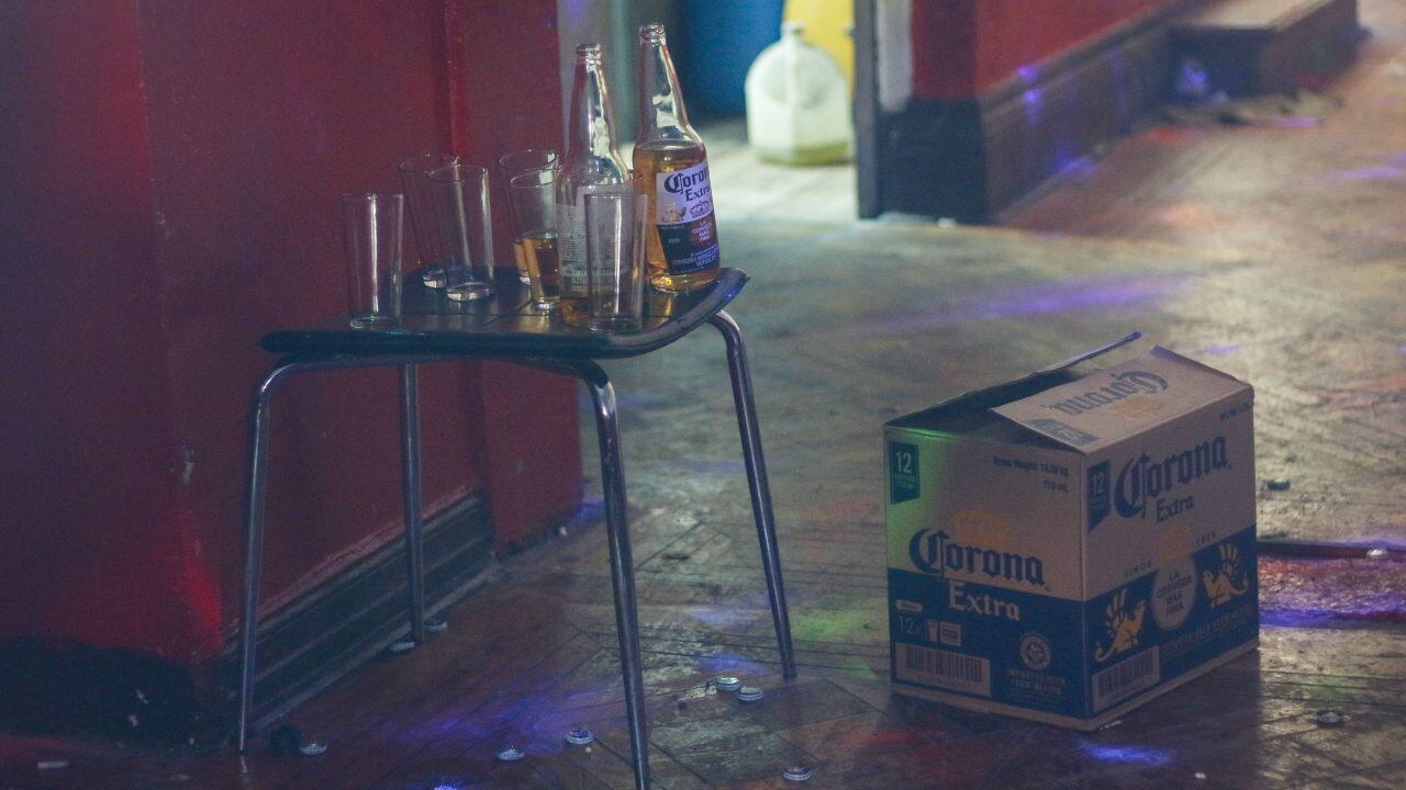 23 de mayo del 2020/SANTIAGOUnas botellas de cerveza y vasos sobre una silla en el  local que se utilizó para una fiesta clandestina, en la comuna de Santiago, en la calle Copiapo, en lugar se constituyó, Carabineros y personal municipal donde se detuvo a 28 persona.
FOTO: SEBASTIAN BELTRAN GAETE/AGENCIAUNO