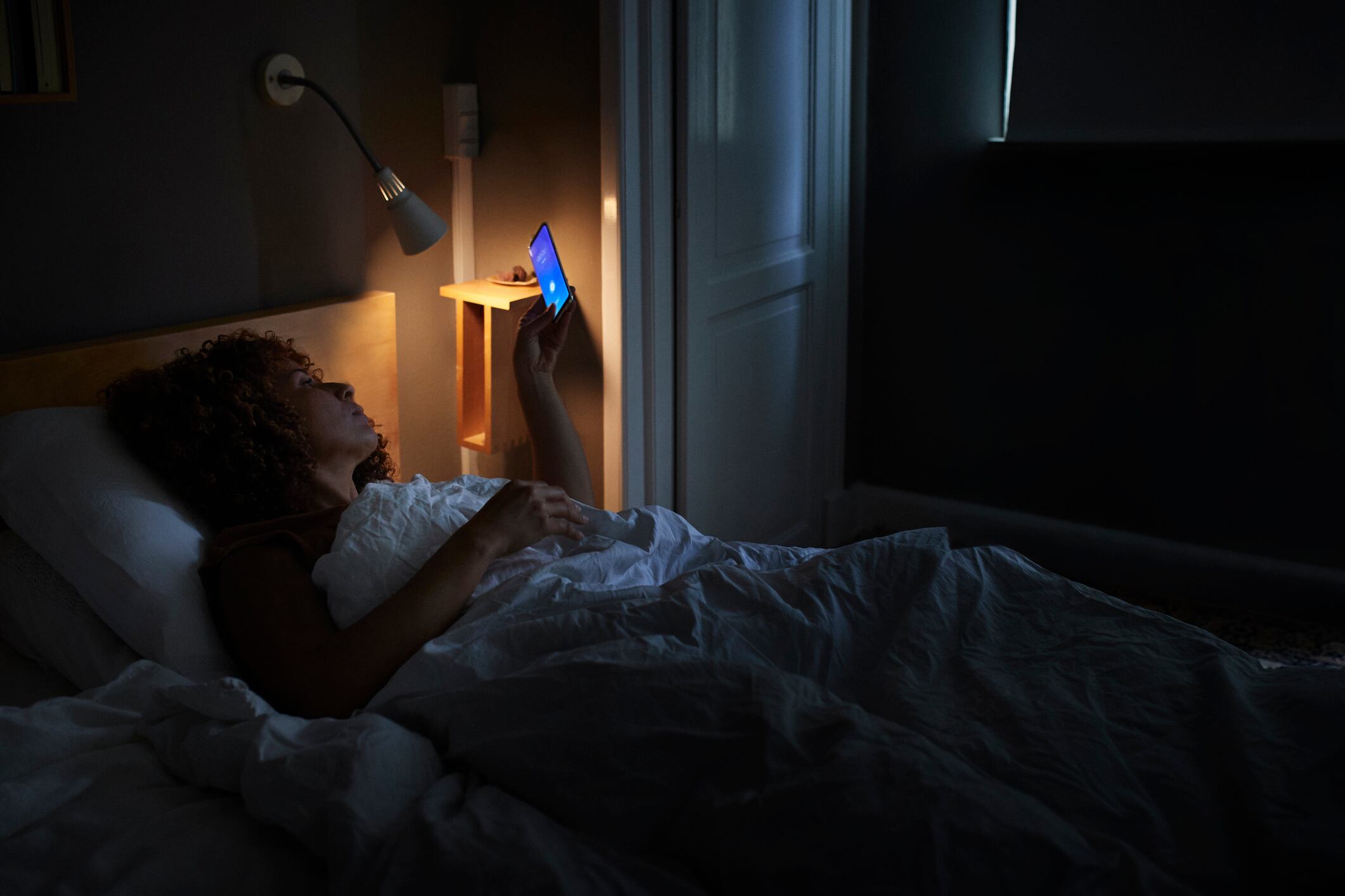 Todos lo hacen al no poder dormir, pero este hábito podría empeorar el insomnio