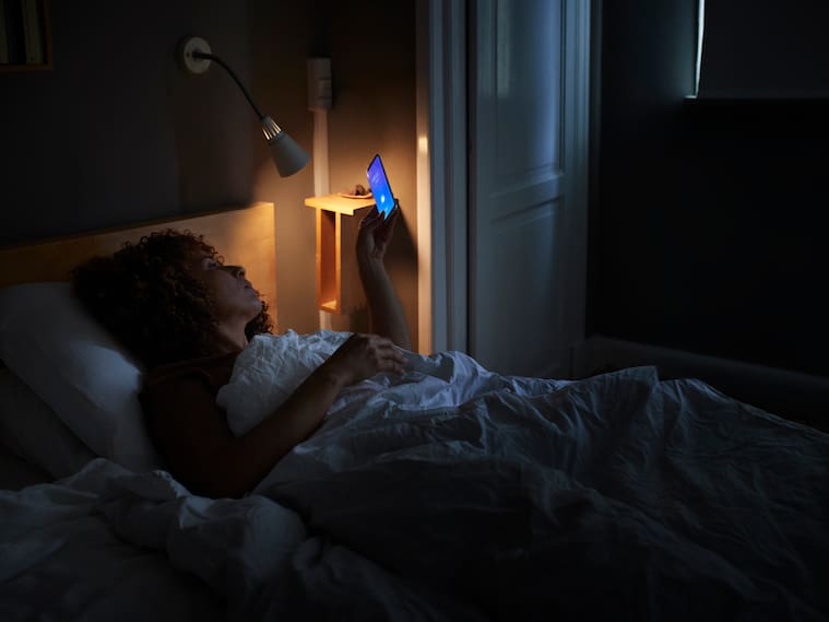Todos lo hacen al no poder dormir, pero este hábito podría empeorar el insomnio