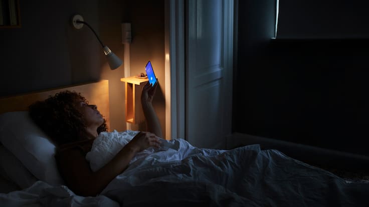 Todos lo hacen al no poder dormir, pero este hábito podría empeorar el insomnio