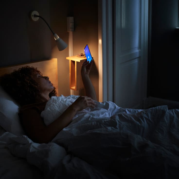 Todos lo hacen al no poder dormir, pero este hábito podría empeorar el insomnio