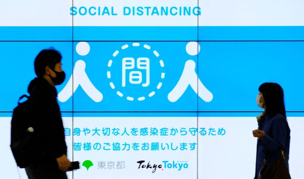 Autoridades recuerdan la distancia social en las calles de Tokyo
