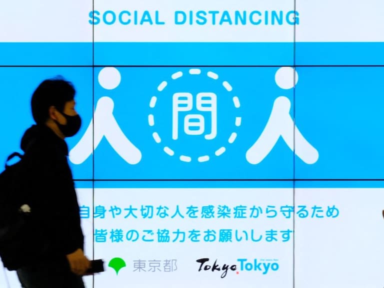 Autoridades recuerdan la distancia social en las calles de Tokyo